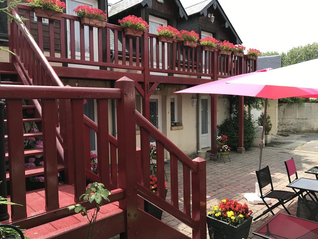 Auberge Le Cheval Blanc Saint-Gatien-des-Bois Exterior photo